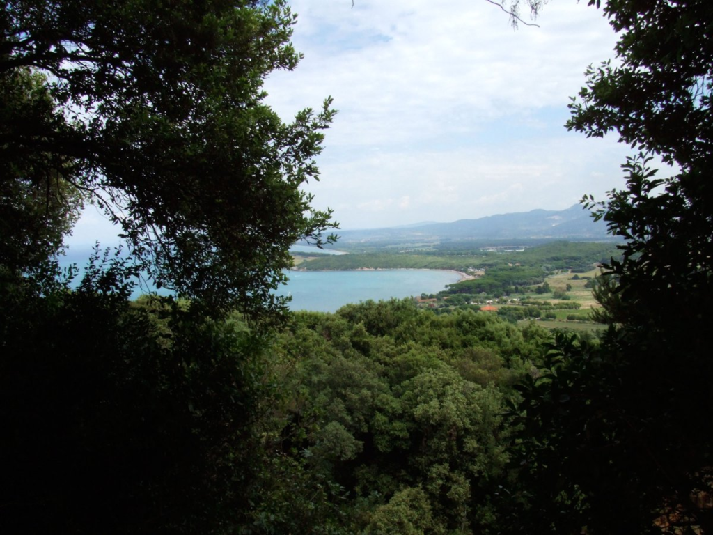 Golfo di Baratti visto dal percorso naturalistico della via delle Grotte