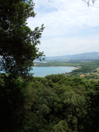 Golfo di Baratti visto dal percorso naturalistico della via delle Grotte