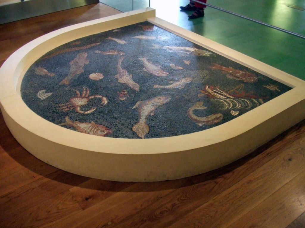 Mosaico dei Pesci ricostruito, esposto al Museo Archeologico di Piombino