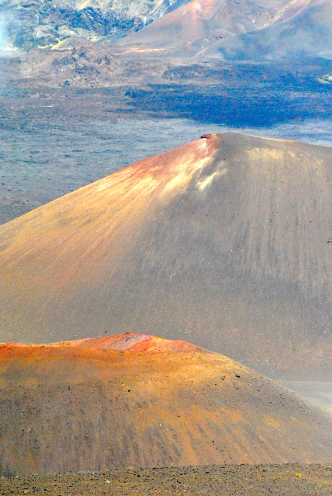 Satya davanti al cratere di Haleakala