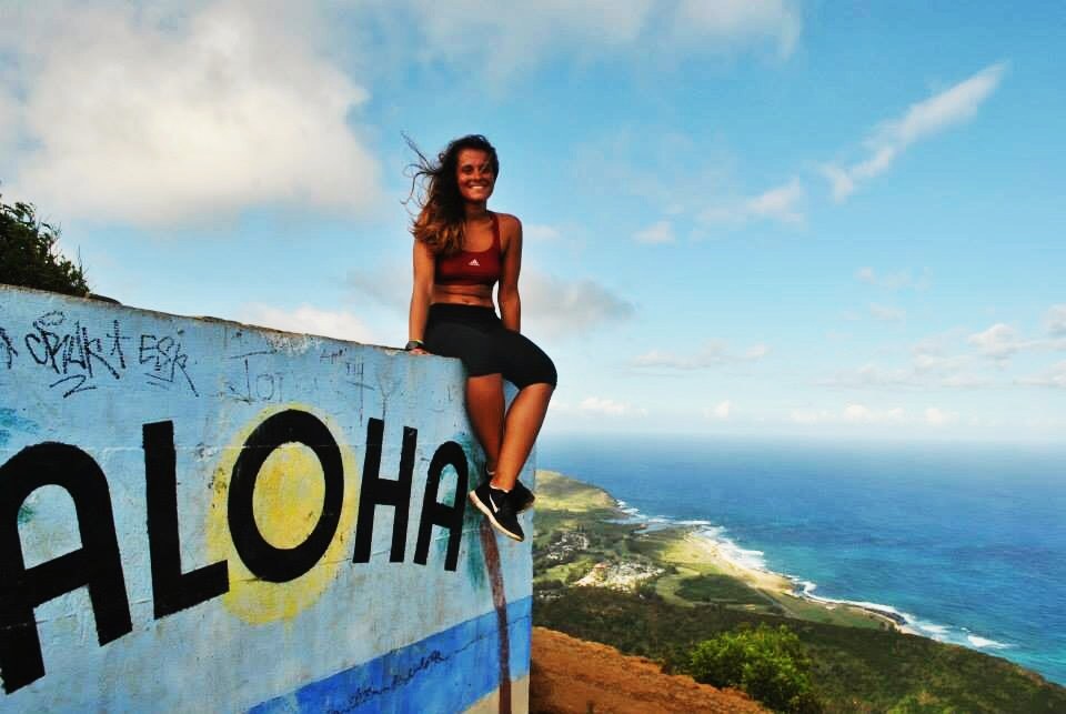 Satya seduta sulla parete ALOHA a Koko Head